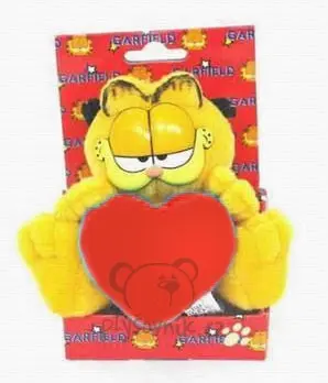 Garfield v krabičce s červeným srdcem